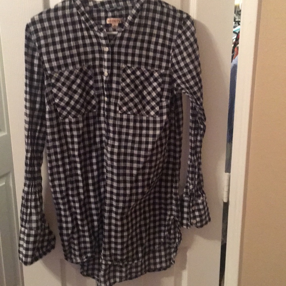 Checkered plaid long sleeve top.